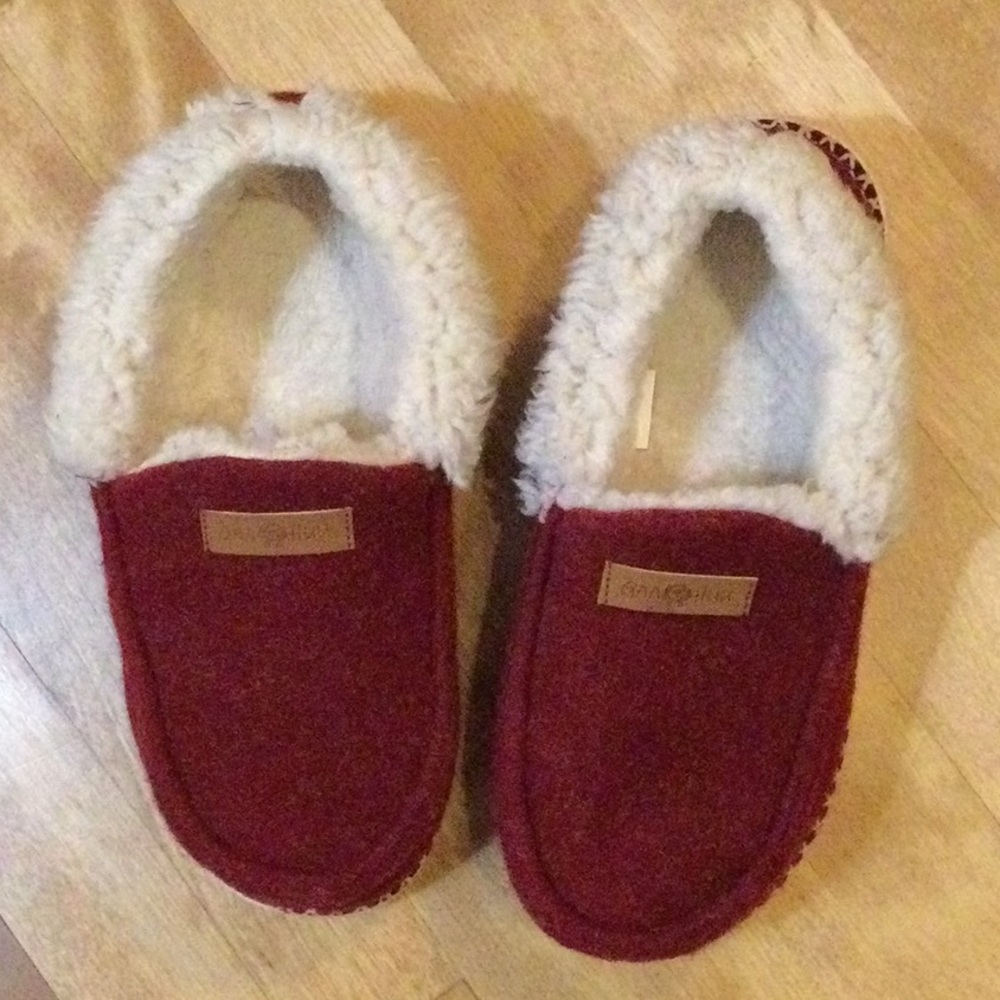 Gaahuu ruby moccasins size 7-8 Medium